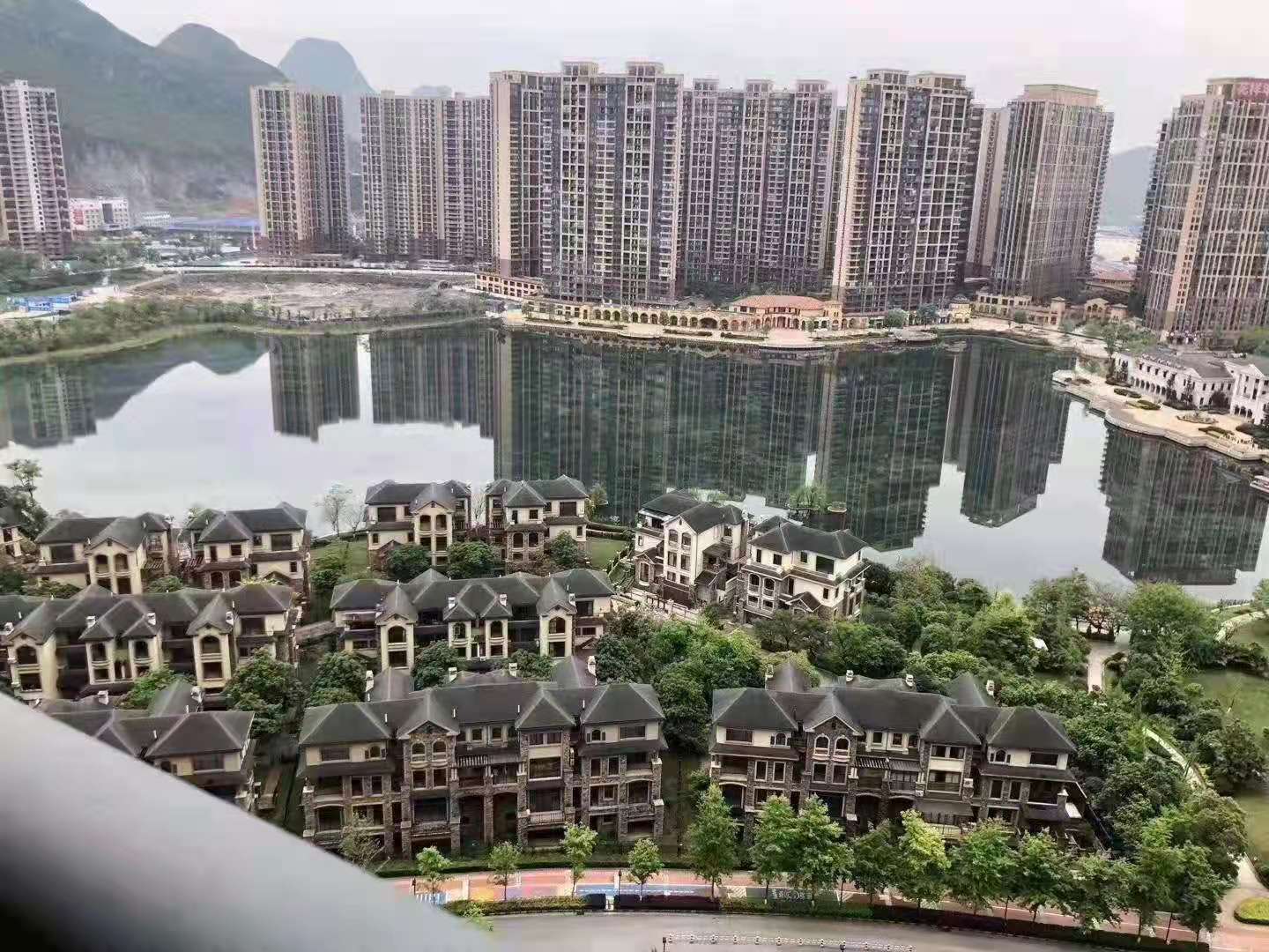 彰泰兴进（麓湖国际空中别墅）6米高的大厅一梯一户158万